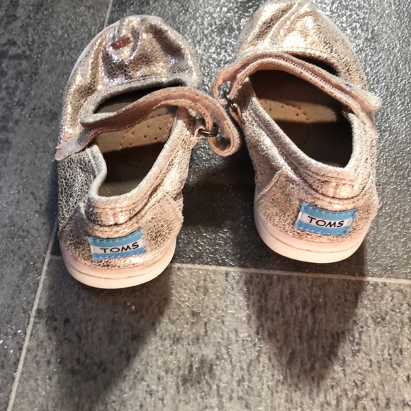 TOMS - Picture 3 of 3